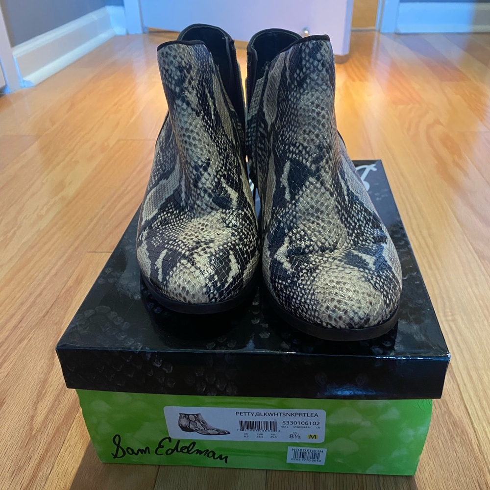 Sam Edelman Petty Ankle Bootie in black and white snakeskin size 8.5